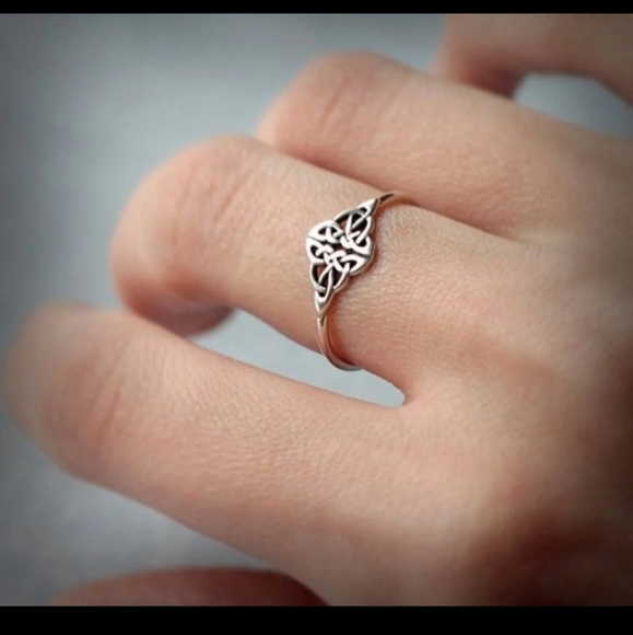 New Celtic Knot Silver Ring. - Picture 2 of 4